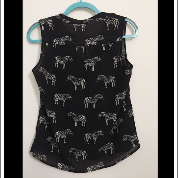Banana Republic: Zebra Print sleeveless blouse (M) - Picture 2 of 3